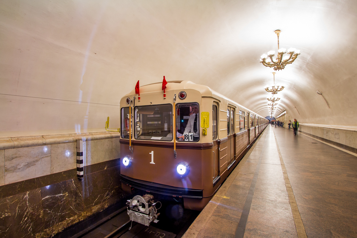 ретро поезд в метро