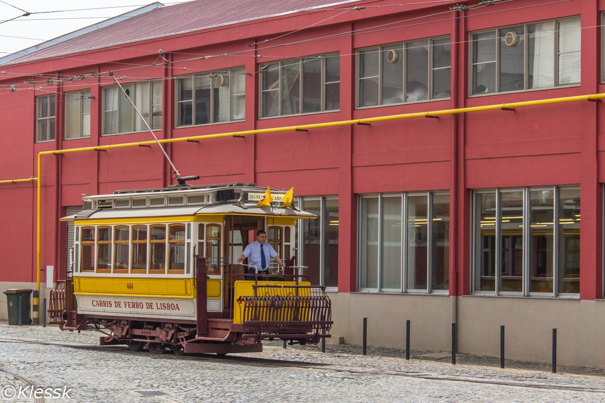 Lisabon, St. Louis 2-axle motor car č. 444; Lisabon — Tram — Estação de Santo Amaro (depot); Lisabon — Tram — Museu da Carris