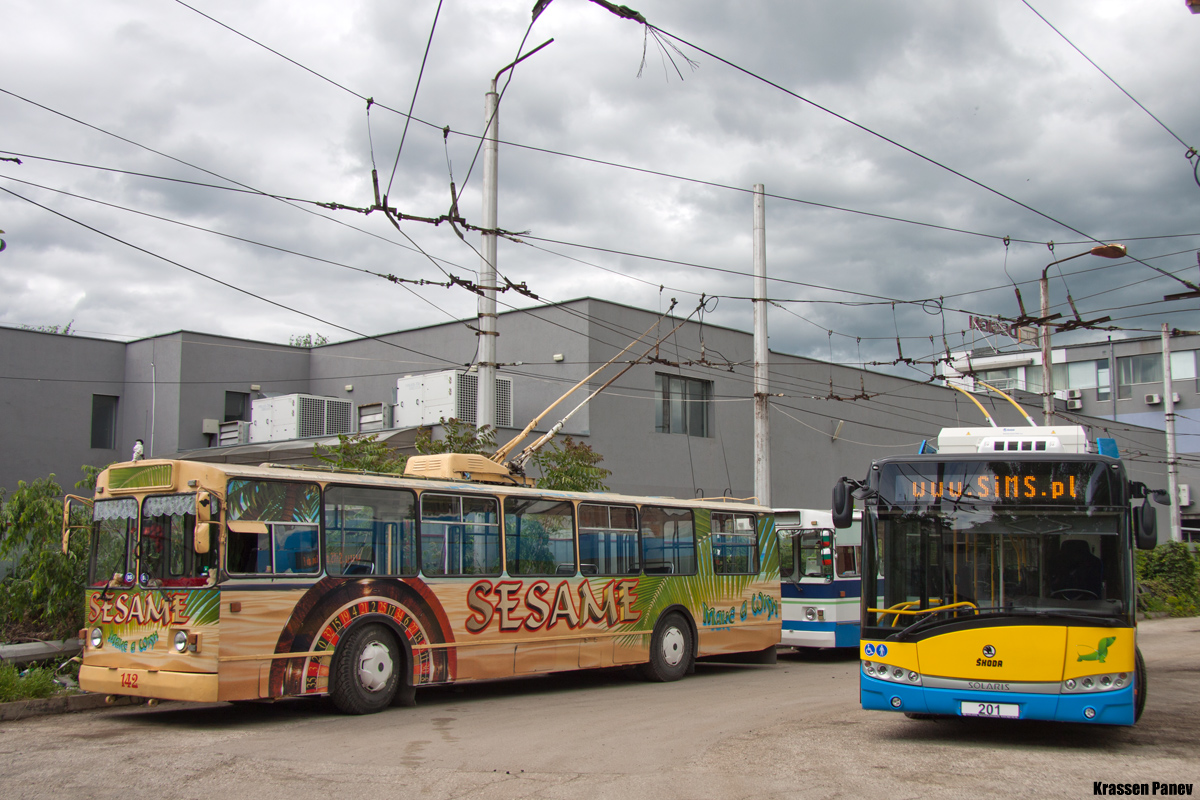 Плевен, Škoda 26Tr Solaris III № 201; Плевен, ЗиУ-682УП НРБ № 142; Плевен — Официальная презентация новые  троллейбусы Škoda 26Tr