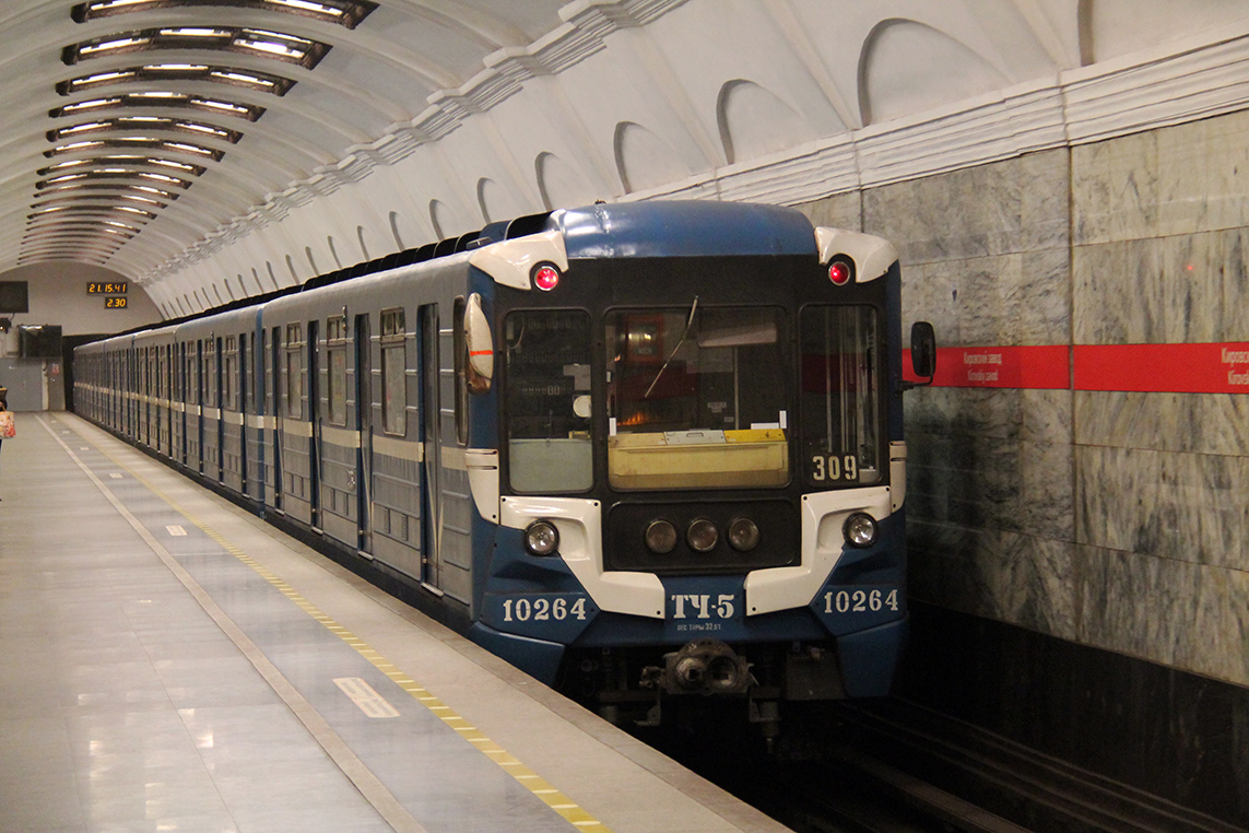 Поезд в метро спб