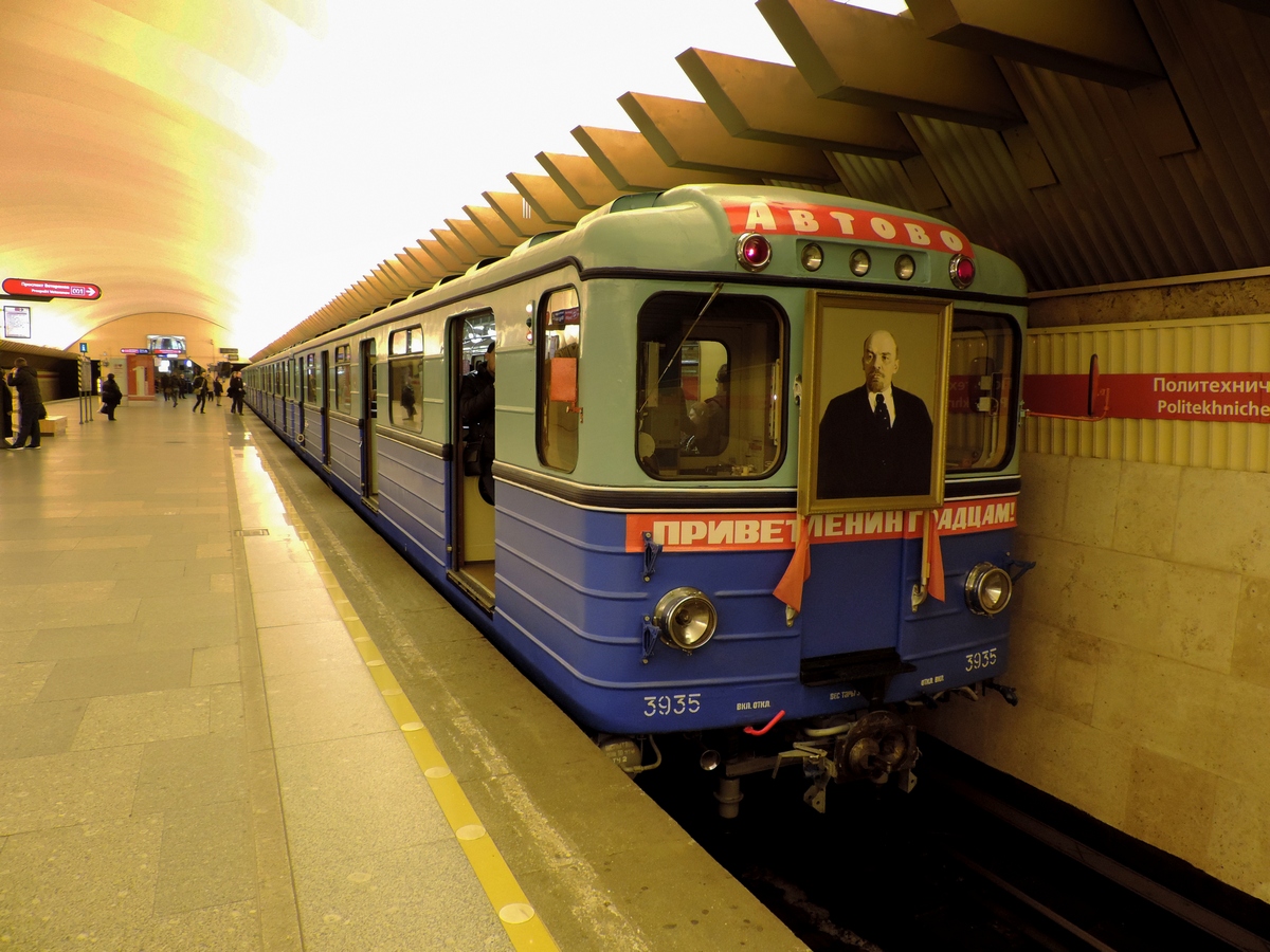 聖彼德斯堡, Ema (LVZ) # 3935; 聖彼德斯堡 — Departure of retro train in honor of the 60th anniversary of the Leningrad / St. Petersburg metro