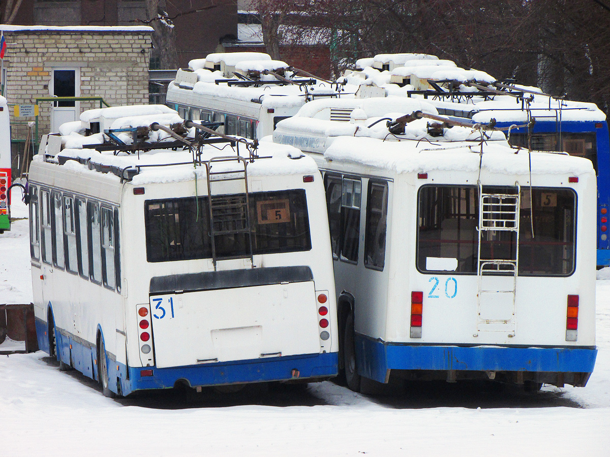 Kamensk-Uralsky, LiAZ-5280 (VZTM) č. 31; Kamensk-Uralsky, BTZ-52761T č. 20