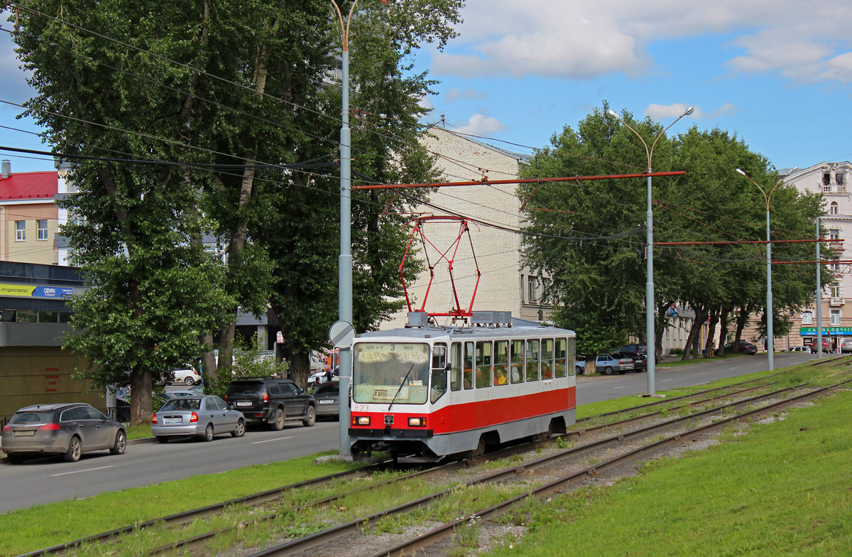 Yekaterinburg, 71-402 № 823