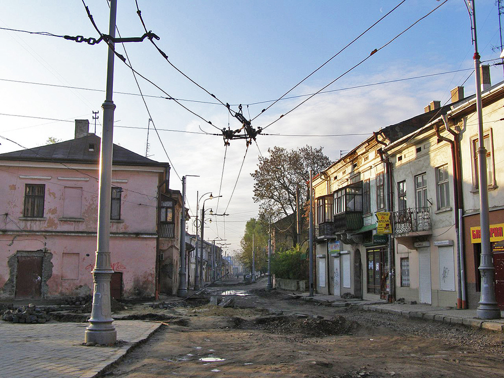 Chernivtsi — Movement trolley across the street Golovna reason repair of streets of Sholom Aleichem and Sagaydachnogo 2008.; Chernivtsi — Overhead wire