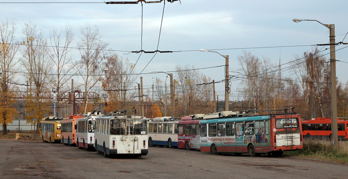 Tomsk, ZiU-682G-012 [G0A] nr. 352; Tomsk, LiAZ-5280 (VZTM) nr. 361; Tomsk — Trolleybus Depot
