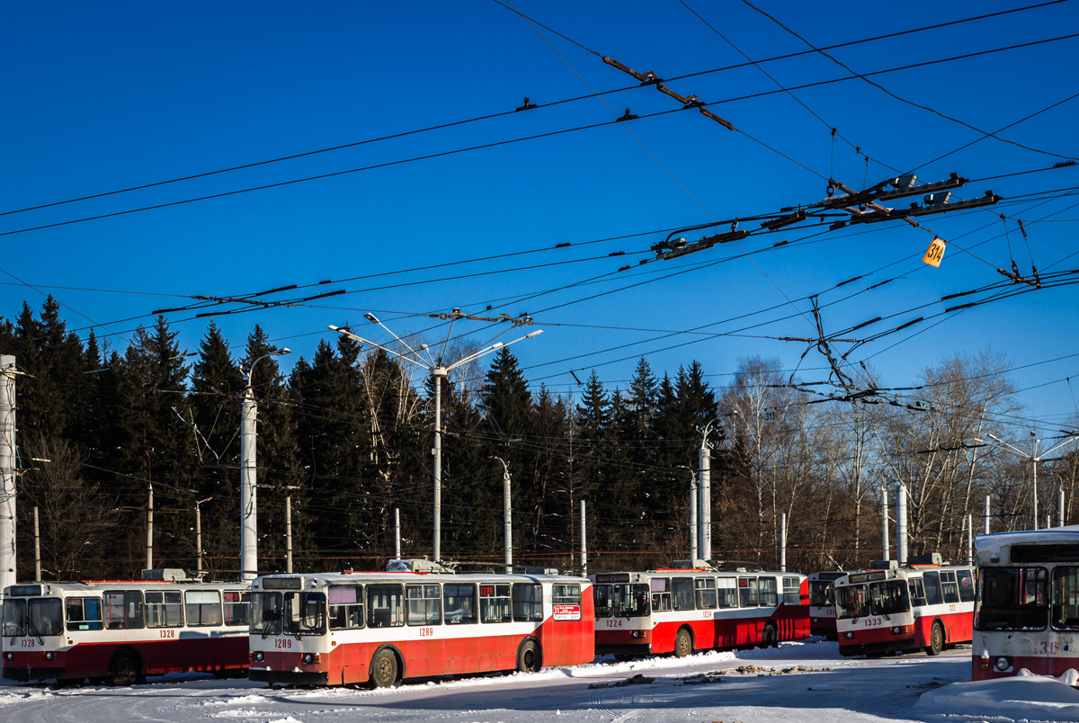 Iževskas, ZiU-682V-013 [V0V] nr. 1289; Iževskas, ZiU-682G [G00] nr. 1301; Iževskas — Trolleybus deport # 1