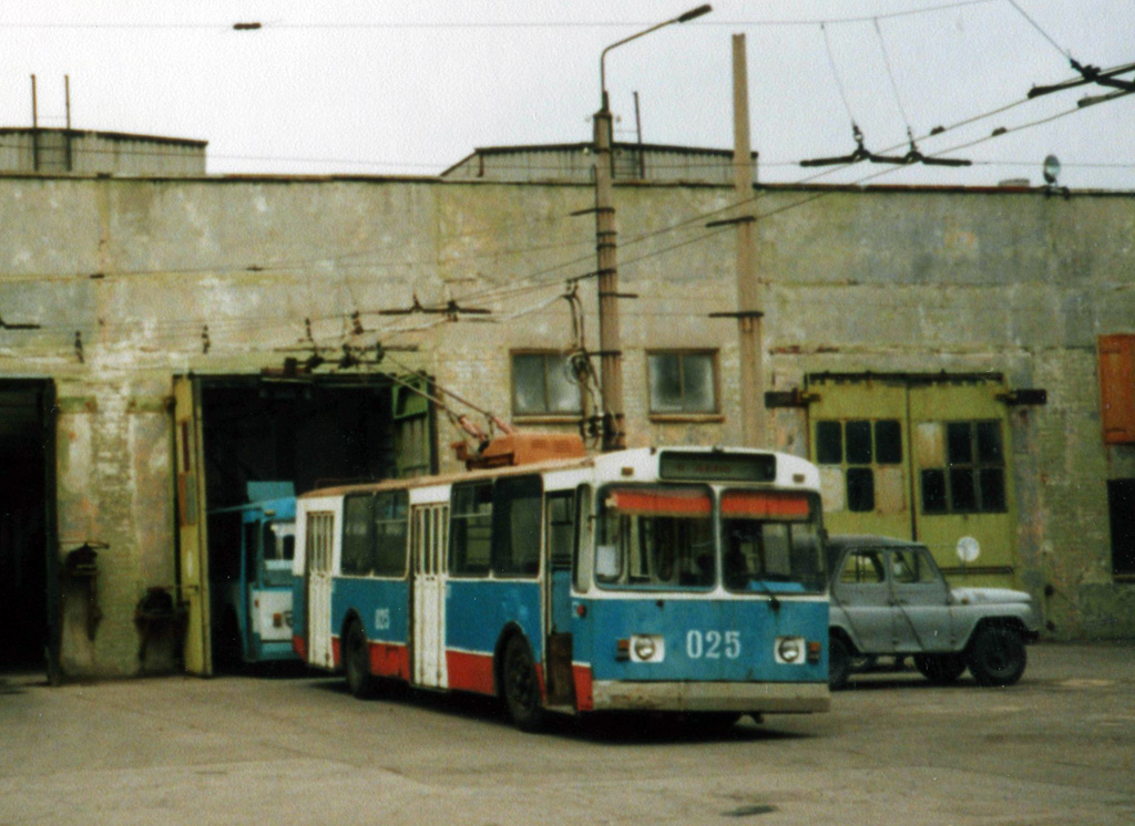Khartsyzk, ZiU-682V № 025; Khartsyzk — Trolleybus depot