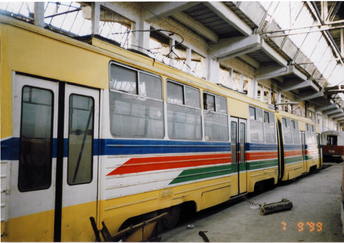 Bakuu, TR2 (71-281) № 557; Bakuu — September 1999; Bakuu — Tram depot