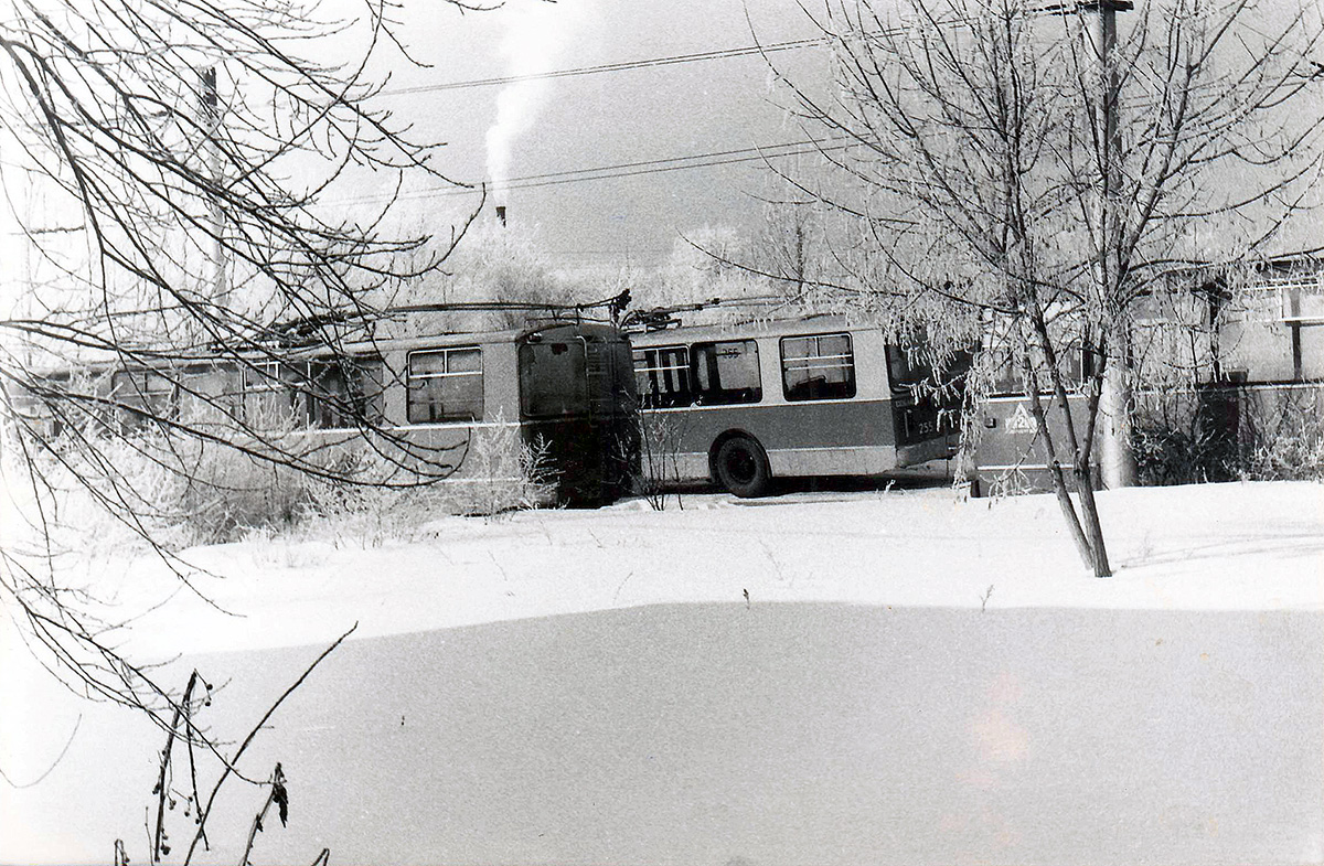 Оренбург, ЗиУ-682В-012 [В0А] № 255; Оренбург — Исторические фотографии; Оренбург — Троллейбусное депо № 2