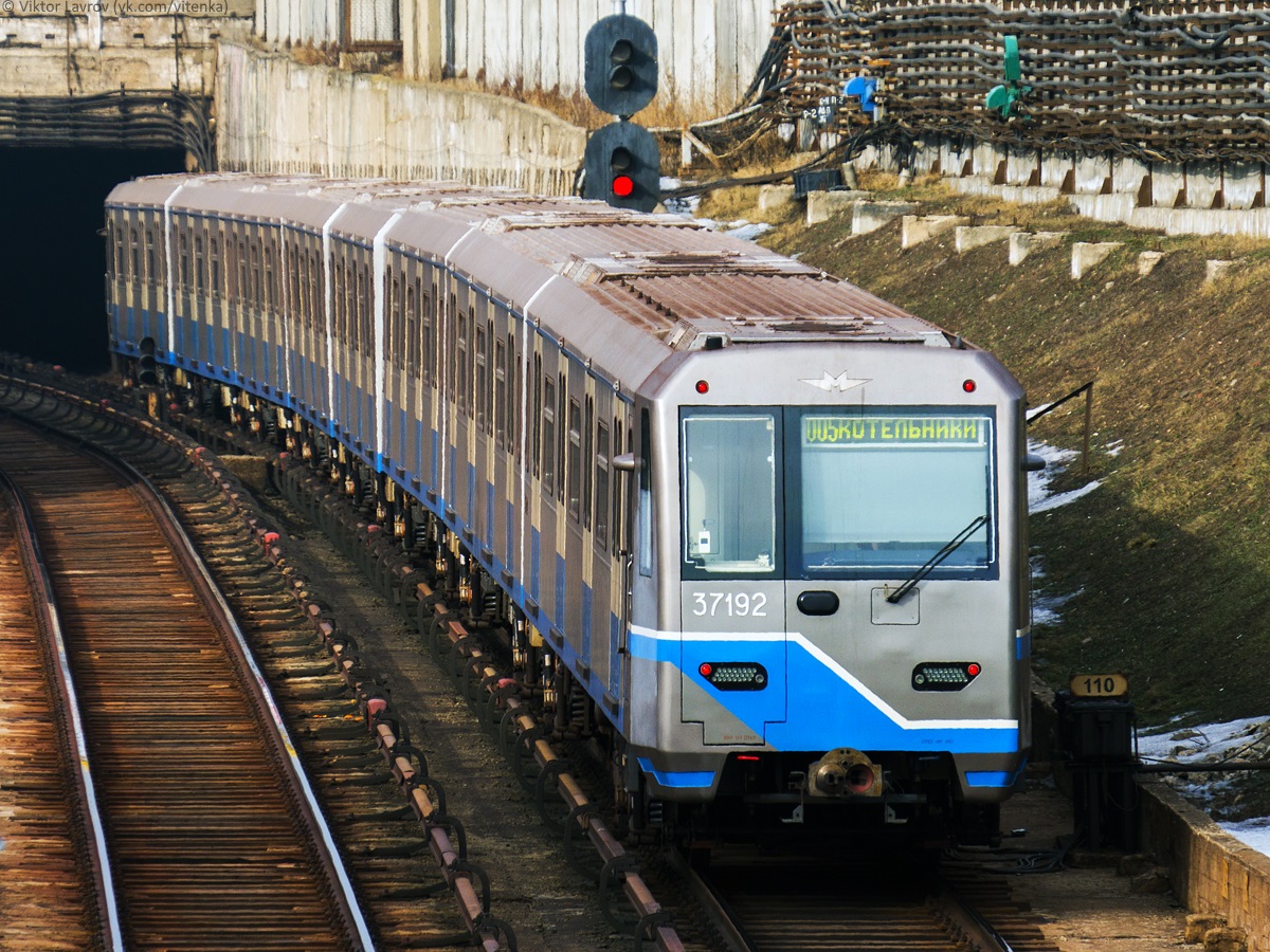 Поезд в метро ока