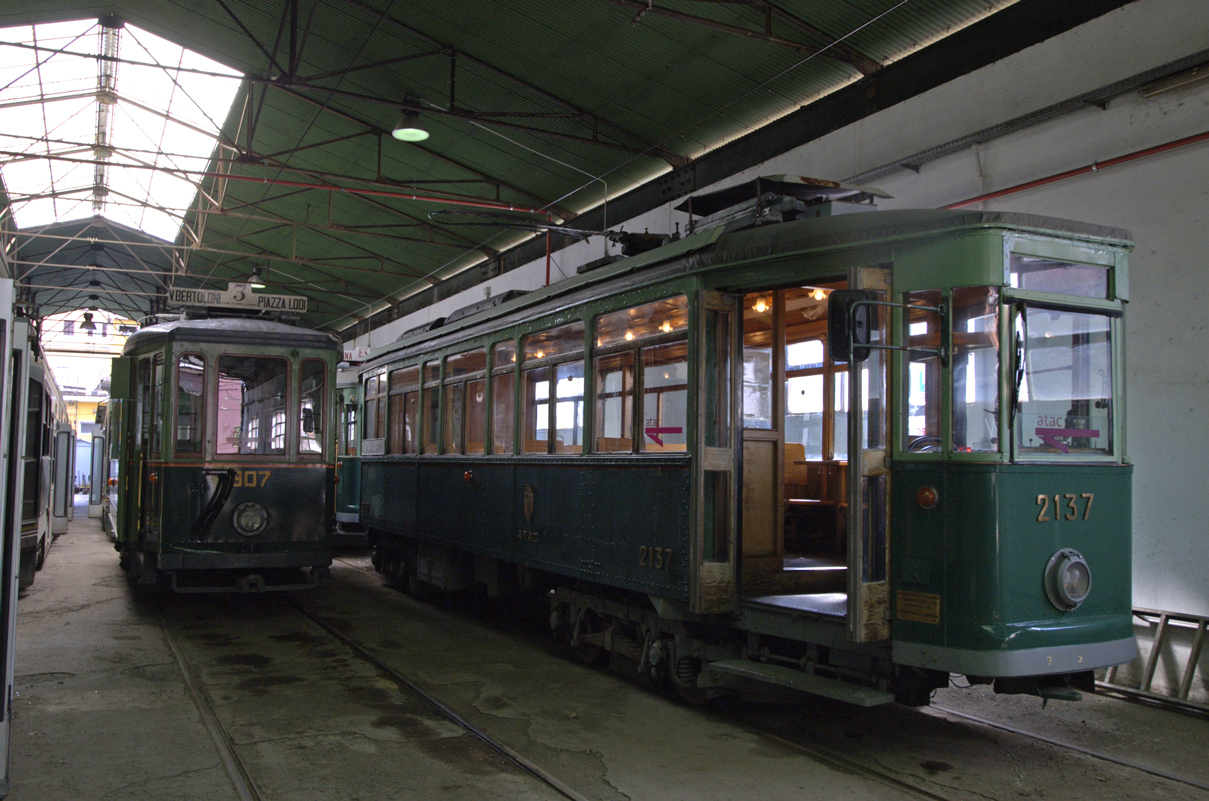 Roma, ATAC series "motrice 8 finestrini" nr. 907; Roma, MRS nr. 2137; Roma — Tram depots: “Porta Maggiore”