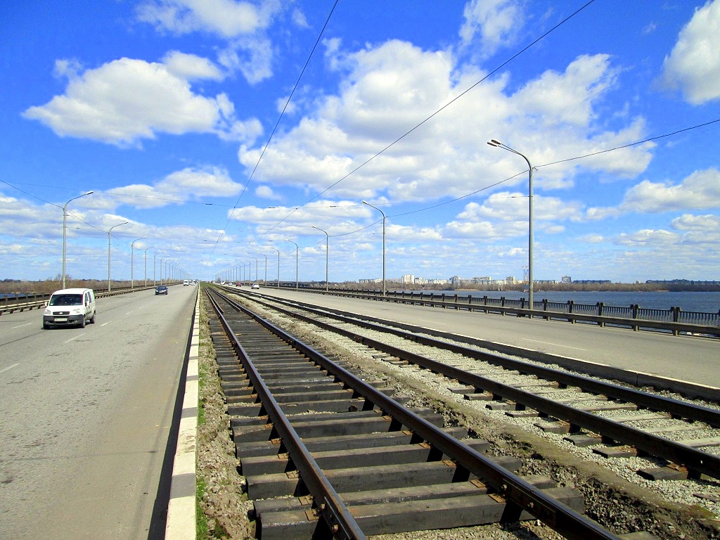 Dnipro — Track and overhead wire