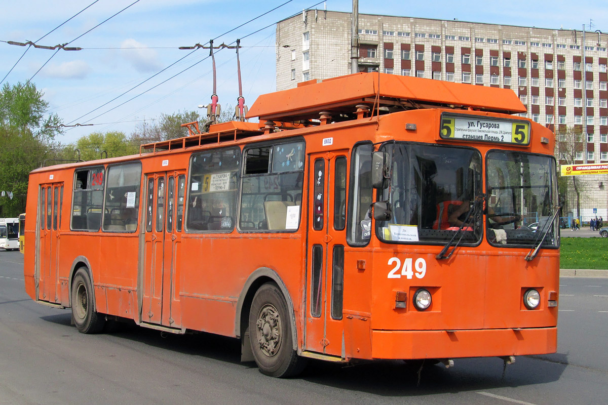 Троллейбус пермь. Пермский зиу9. Пермский троллейбус. Троллейбус ЗИУ 9 Пермь. Пермский троллейбус в 2000 году.