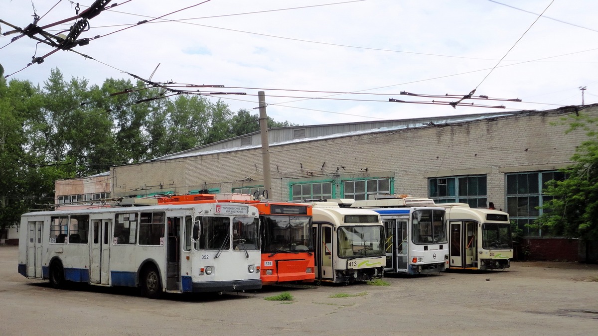 Tomsk, ZiU-682G-012 [G0A] nr. 352; Tomsk, Trolza-5275.05 “Optima” nr. 376; Tomsk, BKM 321 nr. 413; Tomsk, LiAZ-52803 (VZTM) nr. 366; Tomsk, BKM 321 nr. 404; Tomsk — Trolleybus Depot