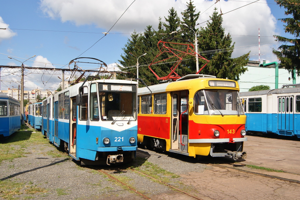 Винница, Tatra T4SU № 143; Винница, Tatra KT4SU № 221; Винница — Трамвайное депо