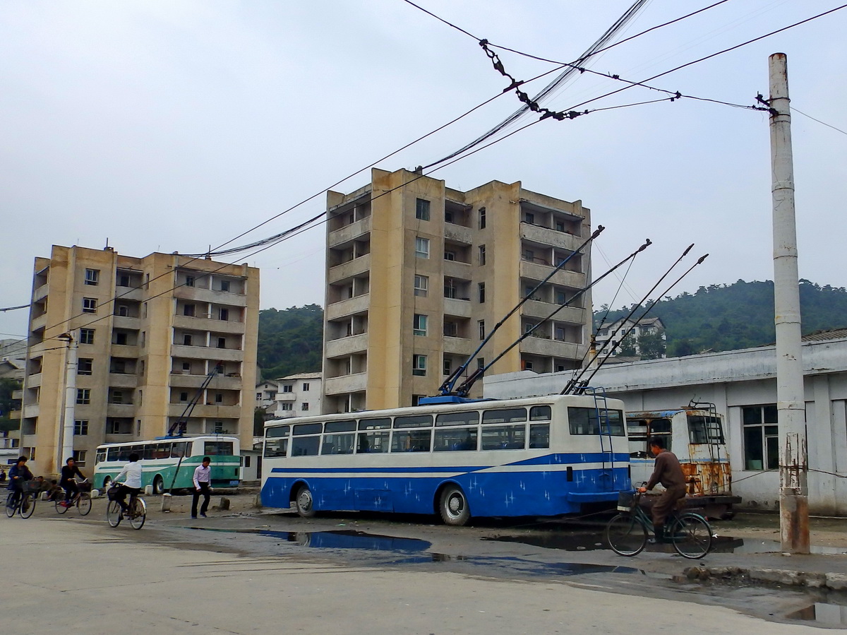 Wŏnsan, Songdowon № 102; Wŏnsan, Songdowon № 106; Wŏnsan, Songdowon № 107; Wŏnsan — Trolleybus Lines and Infrastructure