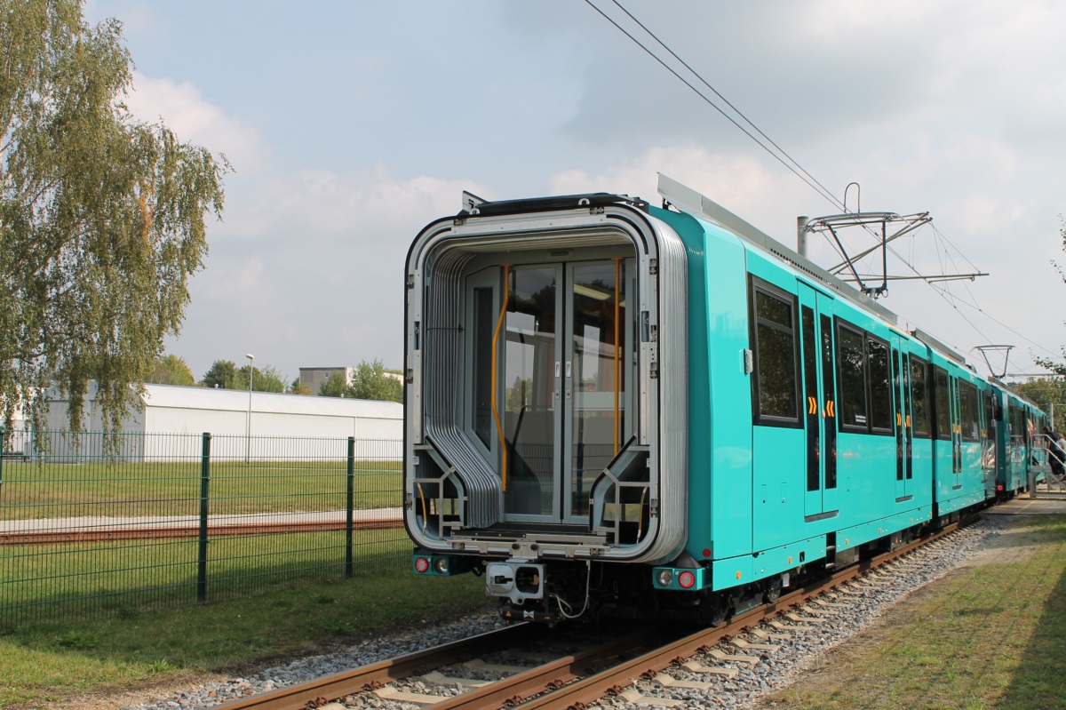 Frankfurt am Main, Bombardier Flexity Swift U5-50 č. 909; Bautzen — Test rides of trams • Probefahrten von Straßenbahnen