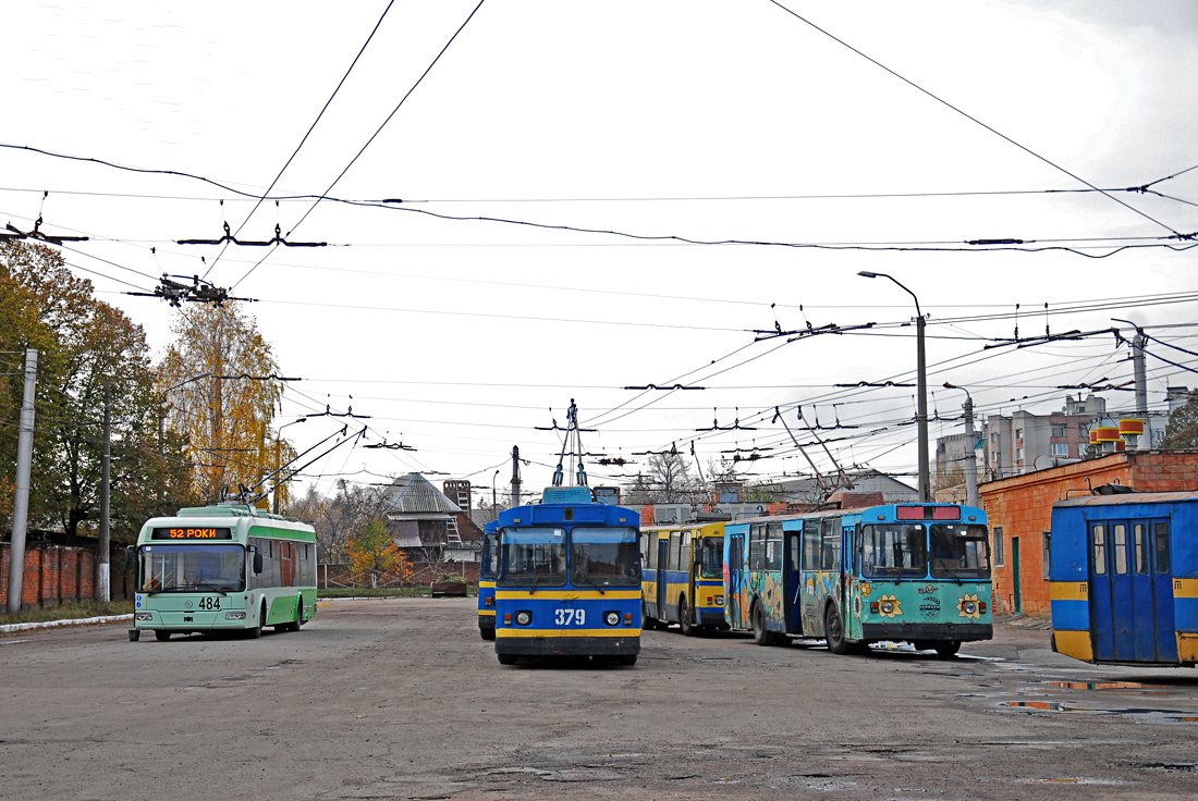 Чернигов, Еталон-БКМ 321 № 484; Чернигов, ЗиУ-682В-012 [В0А] № 379; Чернигов, ЗиУ-682В-012 [В0А] № 389; Чернигов — Инфраструктура троллейбусного депо