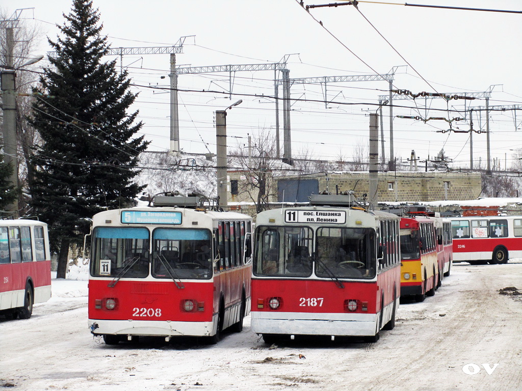 Saratow, ZiU-682G-016 (012) Nr. 2208; Saratow, ZiU-682G-012 [G0A] Nr. 2187; Saratow — Leninskoe trolleybus depot