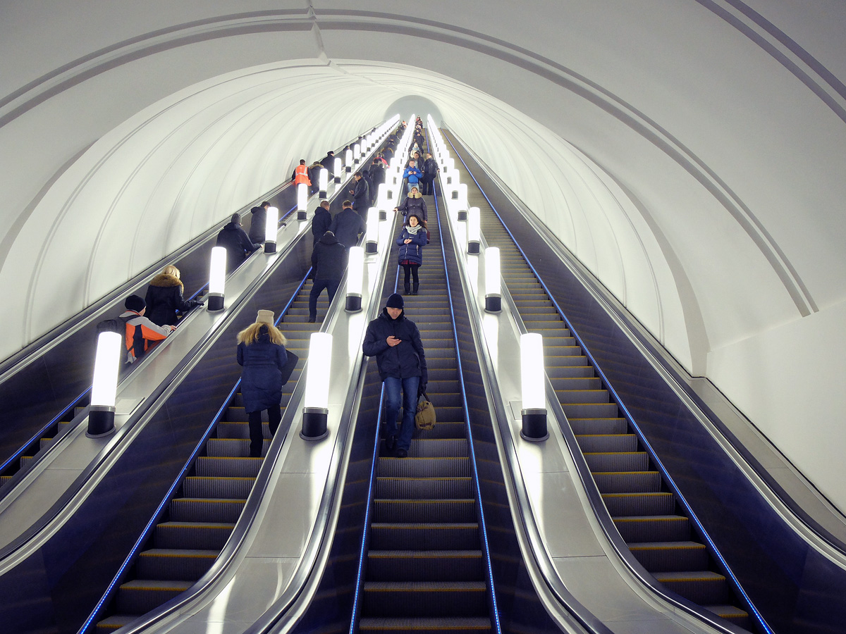Самое глубокое метро в москве какая станция. Выглядит метро. Самая глубокая станция метро в Москве. Самое глубокое метро в Москве. Метро 1.