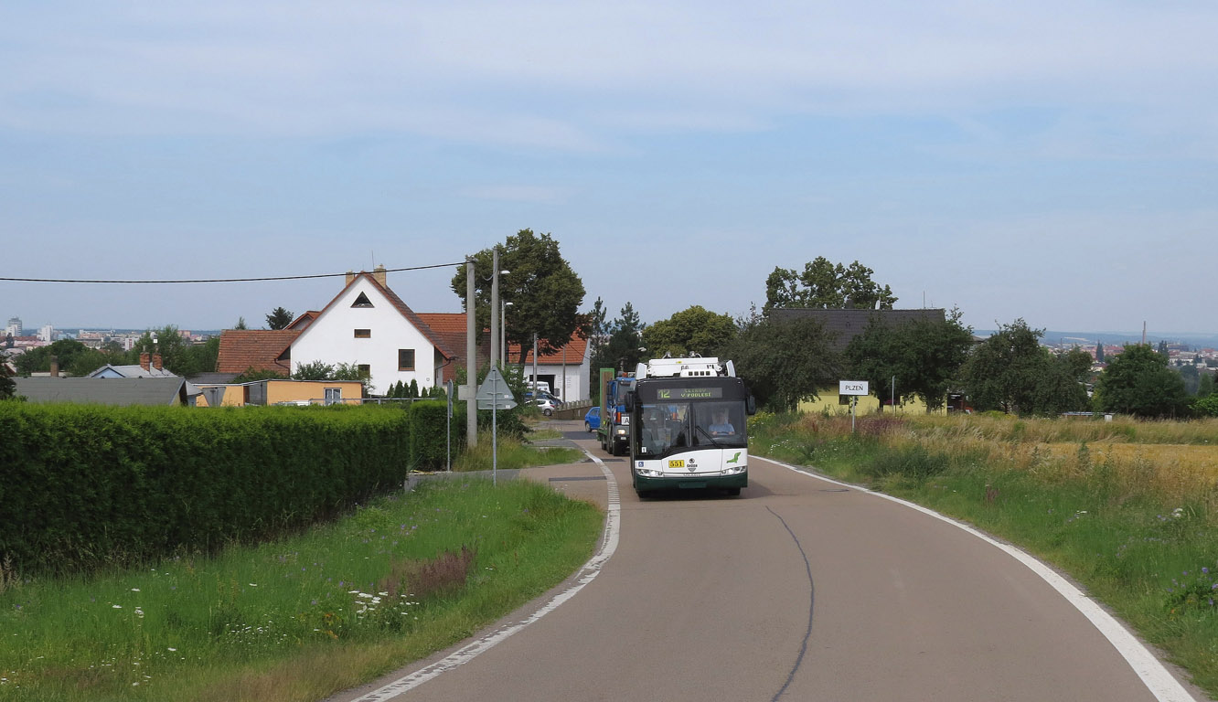 Pilsen, Škoda 26Tr Solaris III Nr. 551; Pilsen — Trolejbusová trať bez trolejového vedení do Letkova / The Catenary Free Trolleybus Line to Letkov