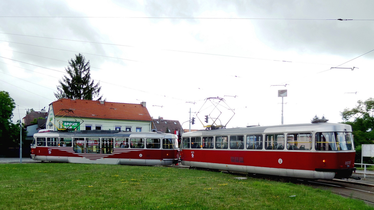 Praha, Tatra T3R.PLF nr. 8252; Praha, Tatra T3R.P nr. 8570