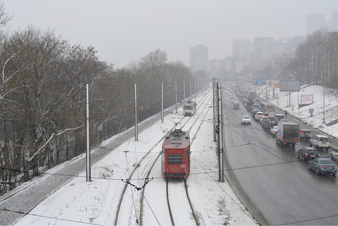 Владивосток, 71-132 (ЛМ-93) № 320; Владивосток — Разные фотографии; Владивосток — Тематические трамваи