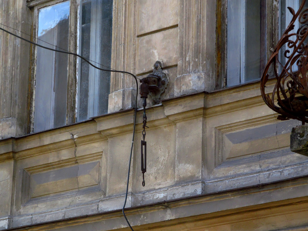 Léopol — Remains of electric transport infrastructure