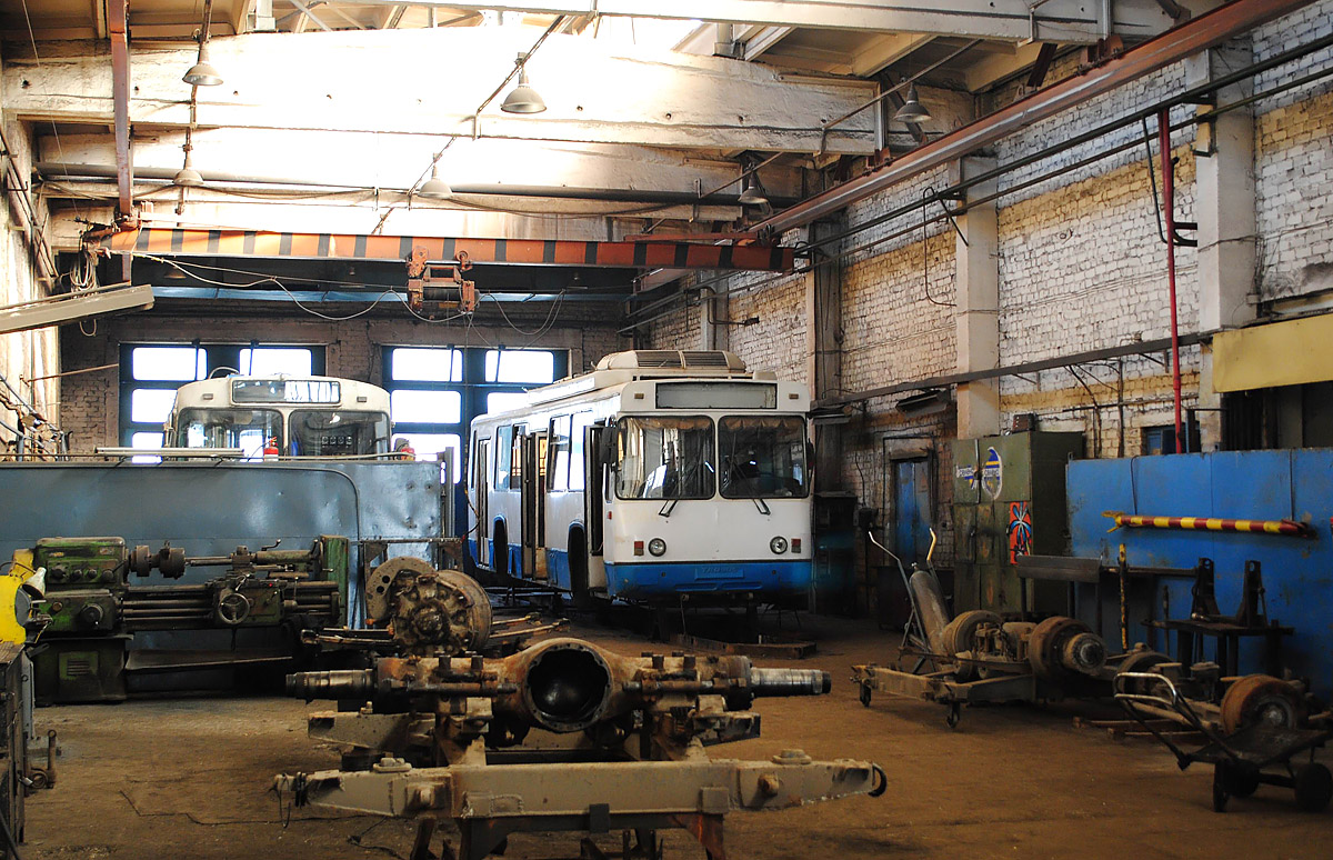 Bryansk, BTZ-5276-04 č. 2044; Bryansk — Bezhitskoye trolleybus depot (# 2)