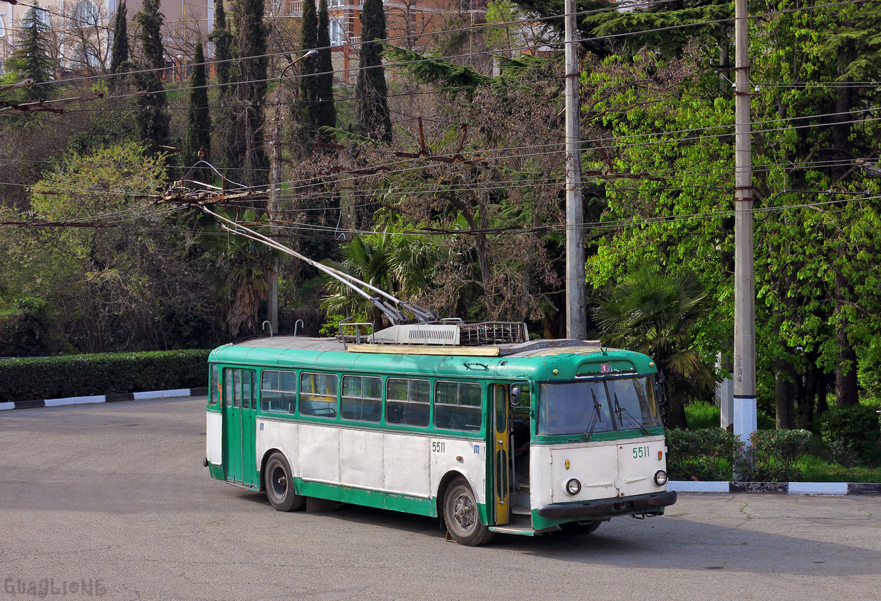 Троллейбус шкода. Троллейбус Skoda 9tr. Skoda 9tr Крым. Škoda 35tr троллейбус.