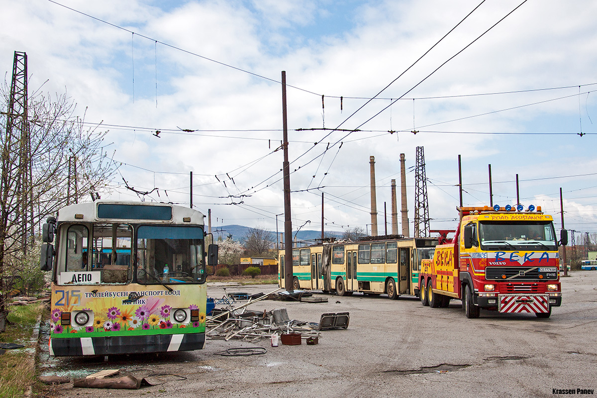 Pernik, ZiU-682V1UB — 215; Pernik, DAC-Chavdar 317ETR — (118); Szófia — Transporting the historic trolleybus "DAC-Chavdar 317 ETR" from Pernik to Sofia — 06.04.2017