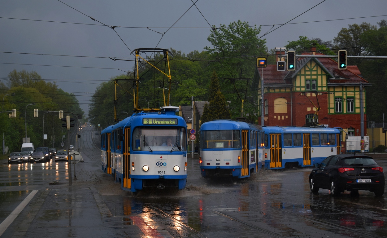 Острава, Tatra T3G № 1042; Острава, Tatra T3R.P № 944