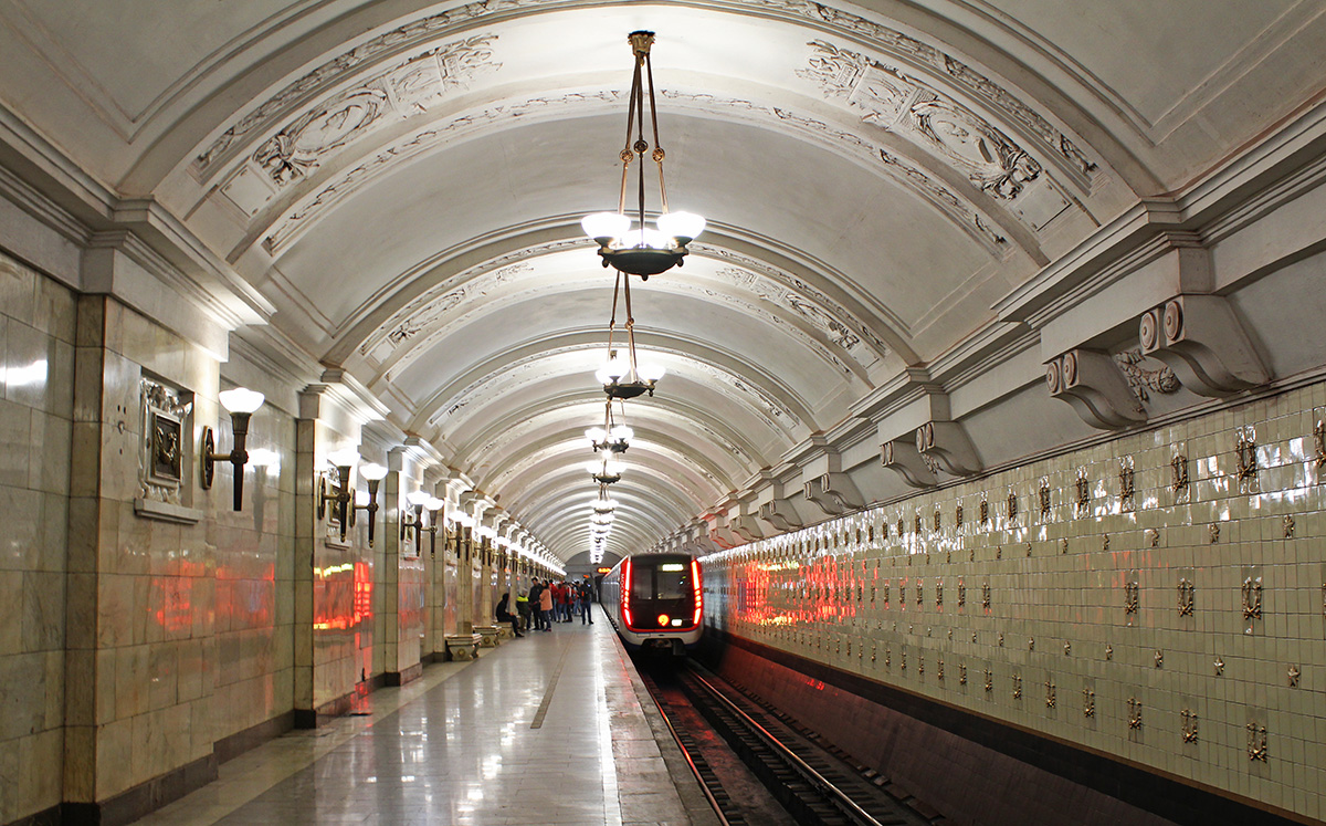 Октябрьская станция метро кольцевая линия