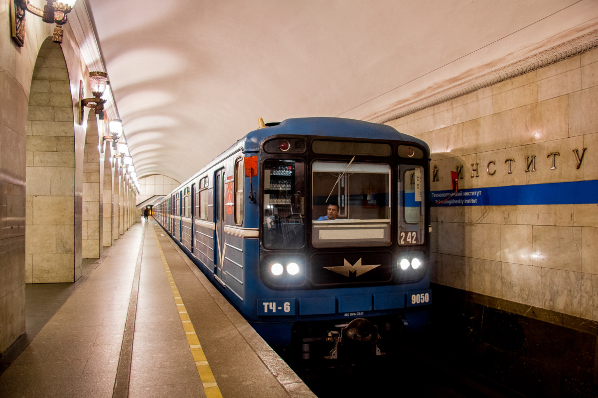 Поезд в метро спб