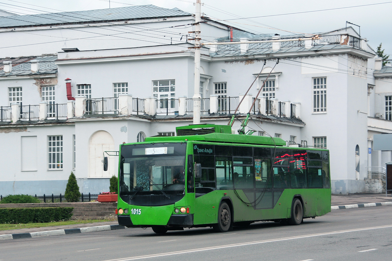 5 троллейбус тамбов. Зеленый троллейбус. Салатовый троллейбус. Троллейбус Тамбов. Троллейбус зелёный серый фона.