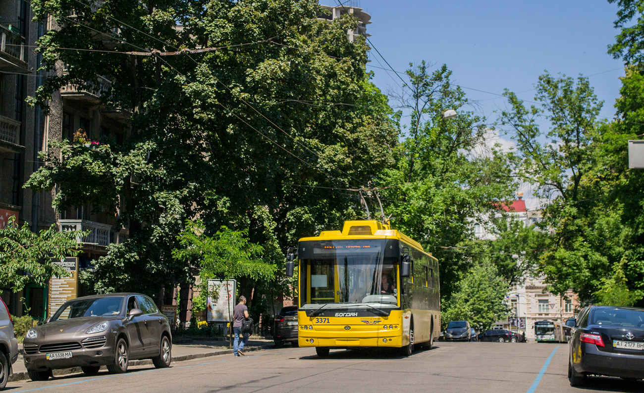 Киев, Богдан Т70110 № 3371; Киев — Движение по служебному кольцу Леонтовича — Б. Хмельницкого — Пирогова