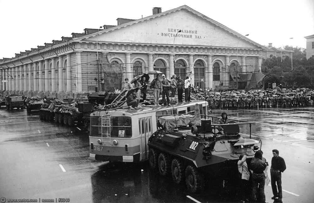 Москва, ЗиУ-682В [В00] № 3167; Москва — Троллейбусные баррикады в августе 1991