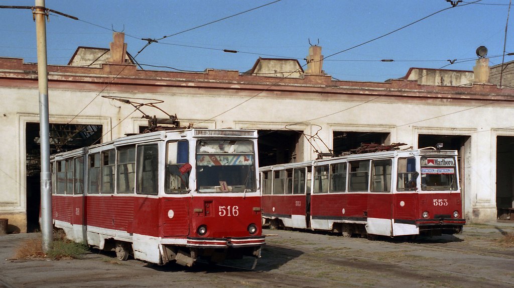 Баку, 71-605 (КТМ-5М3) № 516; Баку, 71-605 (КТМ-5М3) № 553; Баку — Сентябрь 1999; Баку — Трамвайное депо
