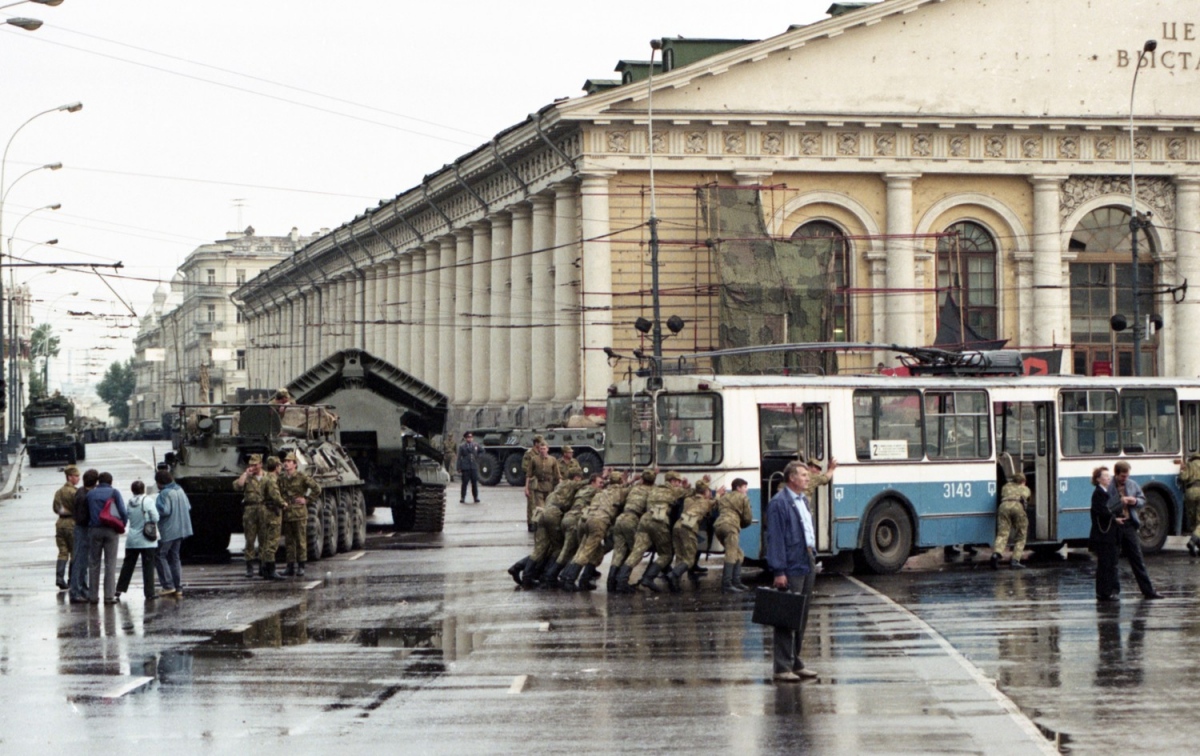 Москва, ЗиУ-682В № 3143; Москва — Троллейбусные баррикады в августе 1991