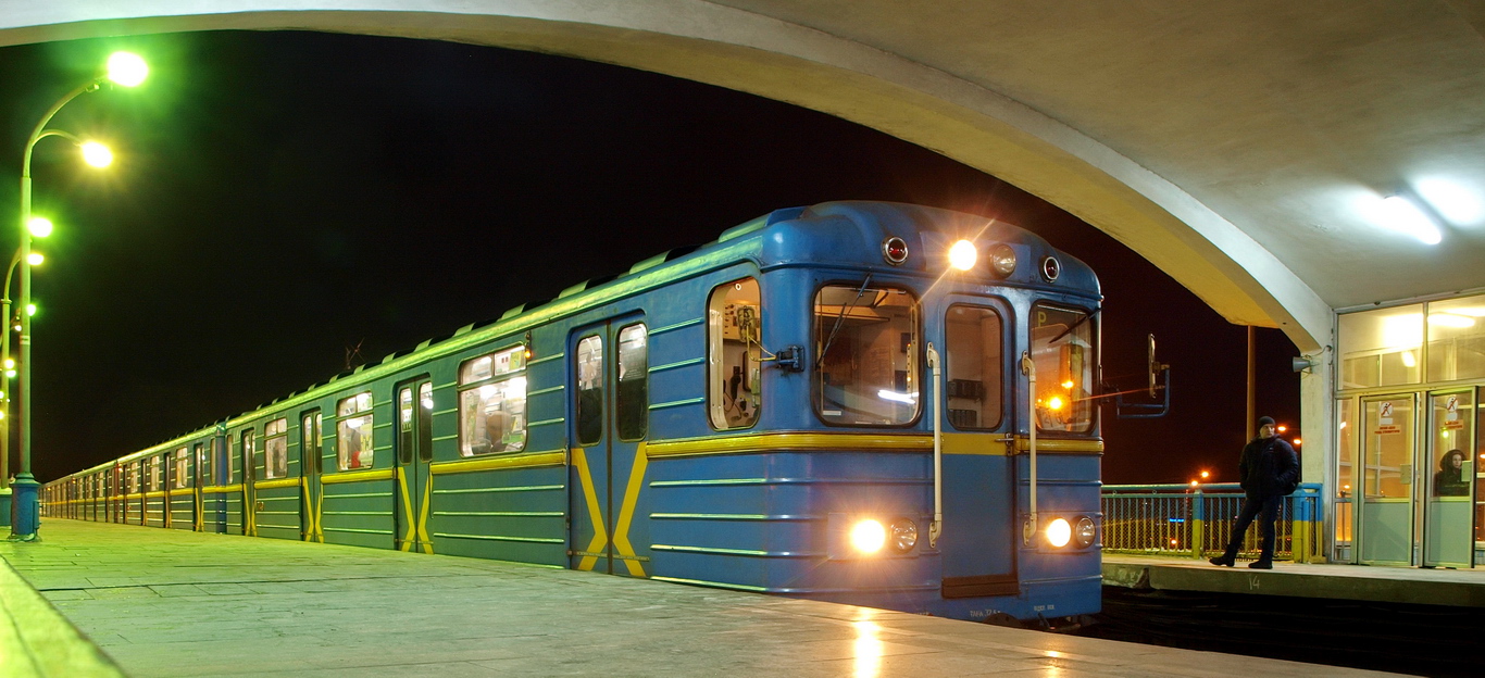 Kiiev — Metro — Line M1 (red)