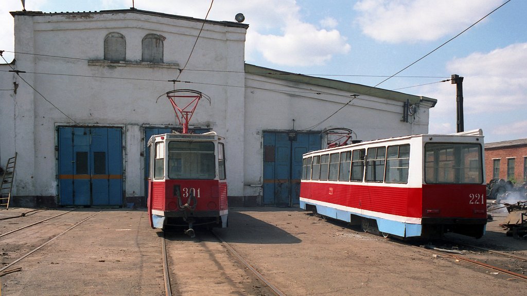 Tomsk, 71-605 (KTM-5M3) č. 301; Tomsk, 71-605 (KTM-5M3) č. 221