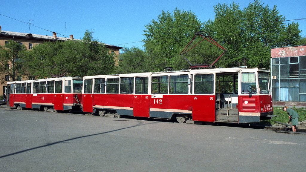 Kemerovo, 71-605 (KTM-5M3) č. 142; Kemerovo, 71-605 (KTM-5M3) č. 144