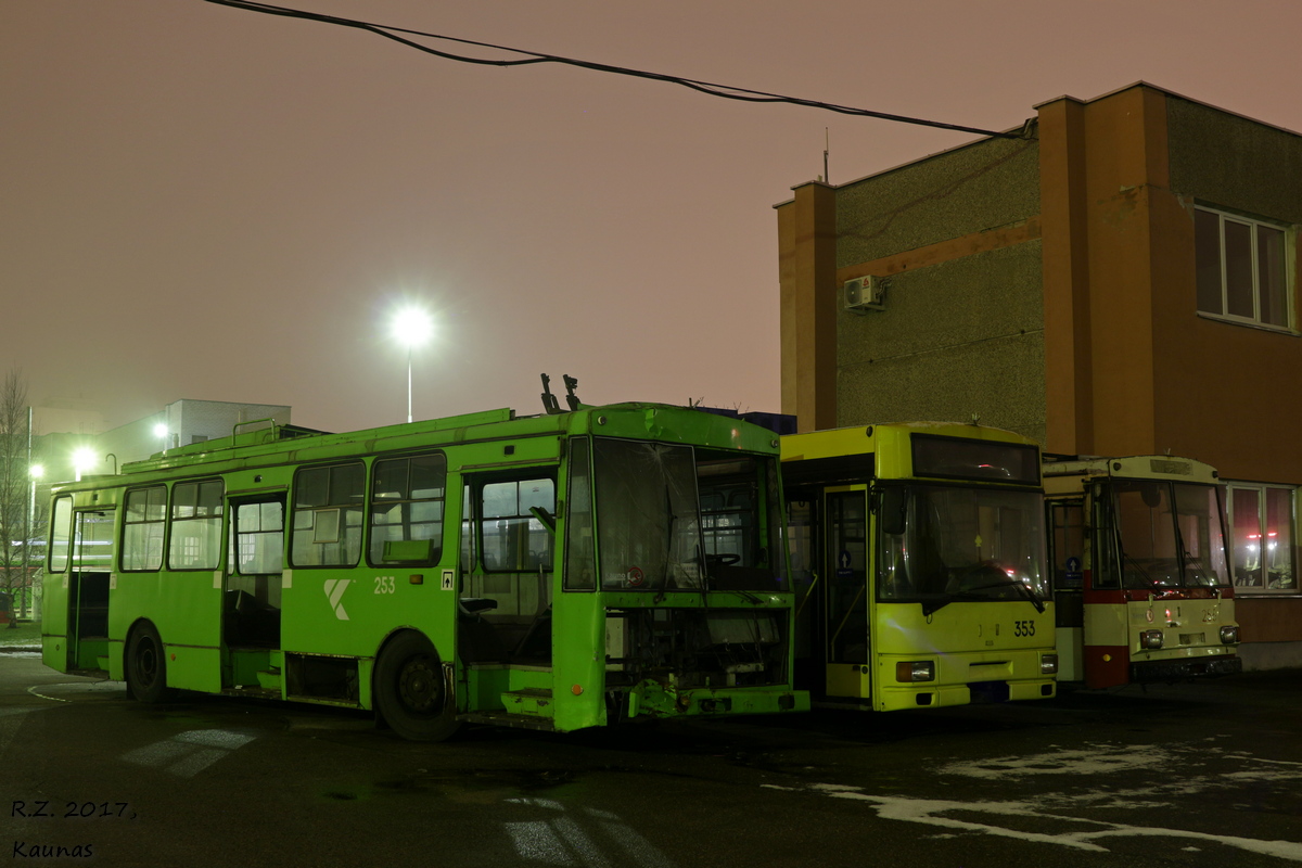Kaunas, Škoda 14Tr02 N°. 253; Kaunas, Jelcz/PNTKM M121E N°. 353; Kaunas, Škoda 14Tr02 N°. 256