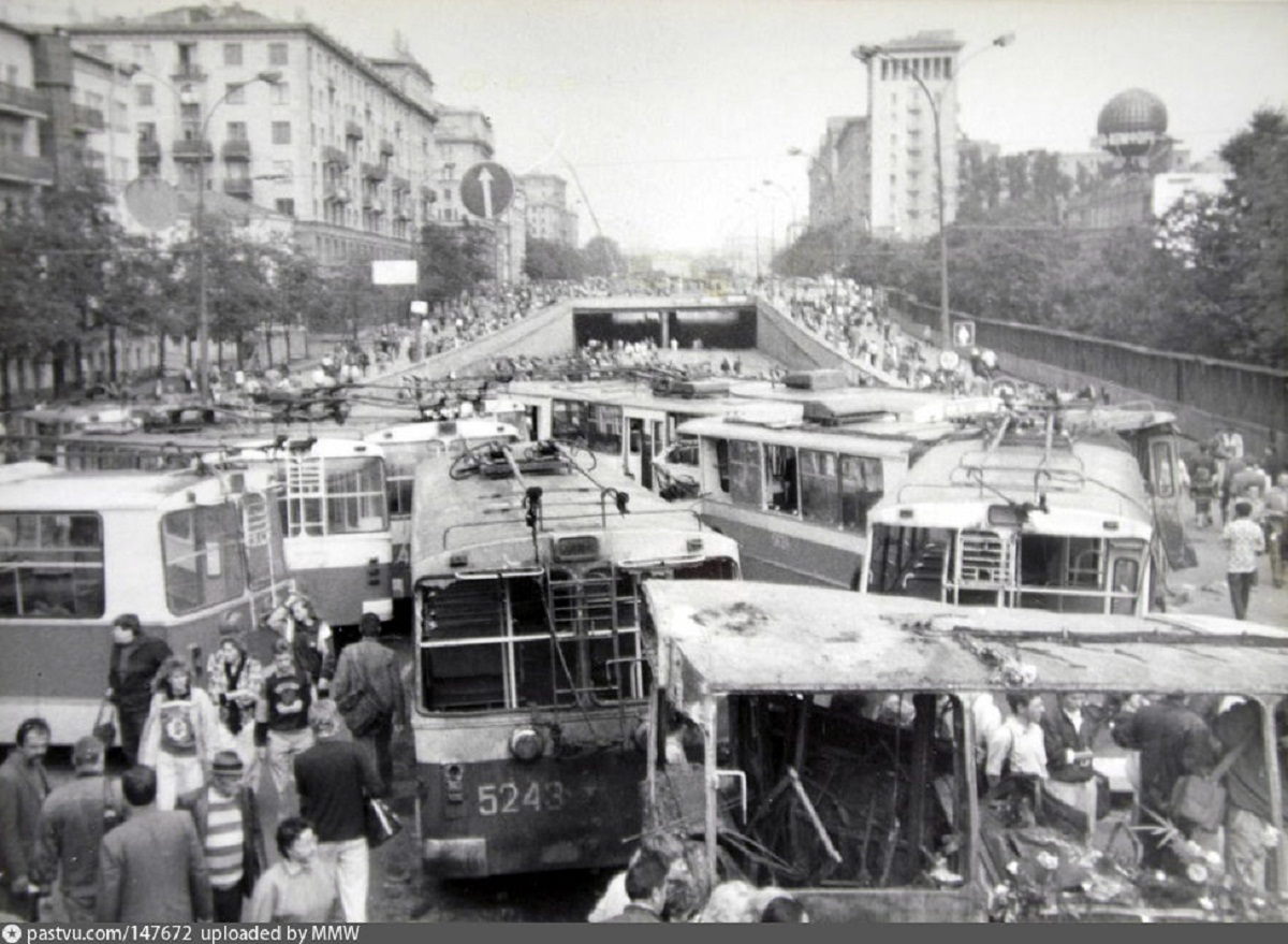 Moscova, ZiU-682V-012 [V0A] nr. 5243; Moscova — Trolleybus barricades 08.1991