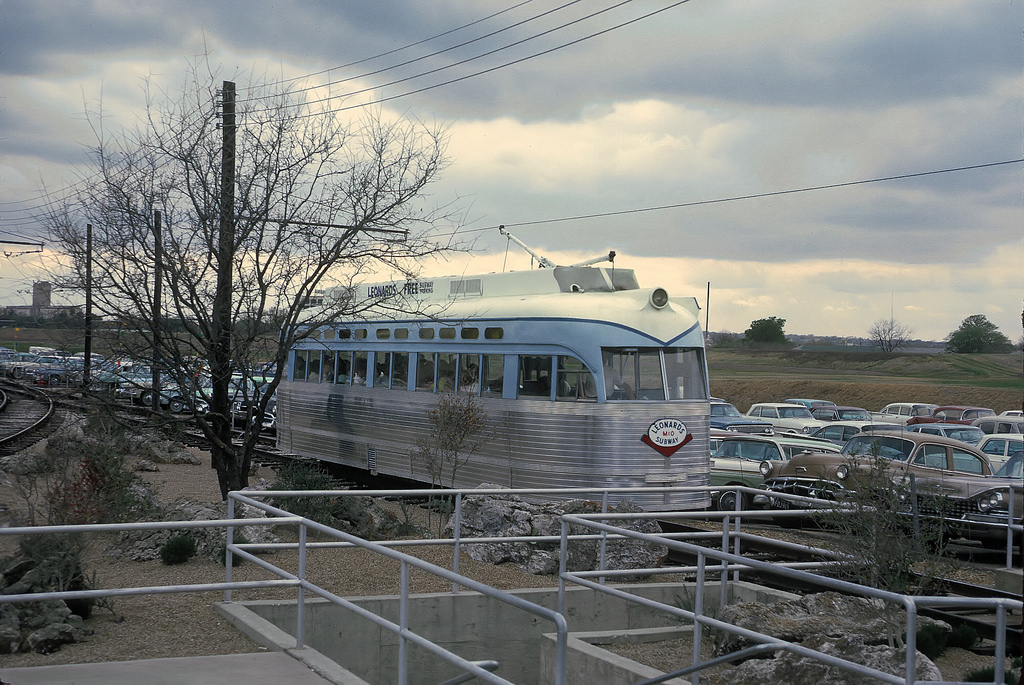 Форт-Уэрт — Leonard's M&O / Tandy Center Subway