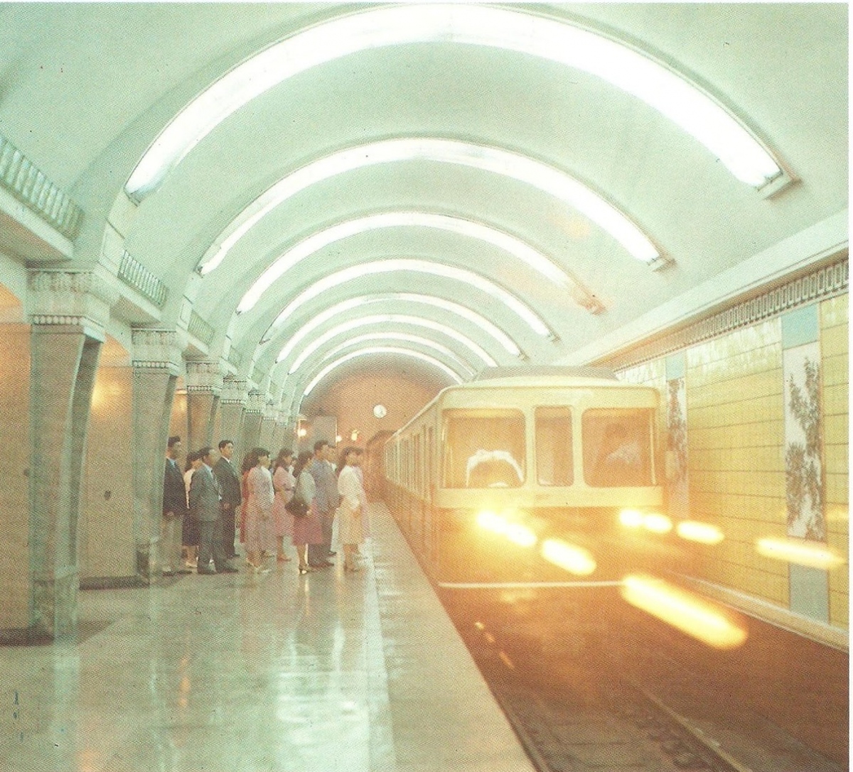 Пхеньян — линия 2 — станция Хвангымбор (Золотое поле)