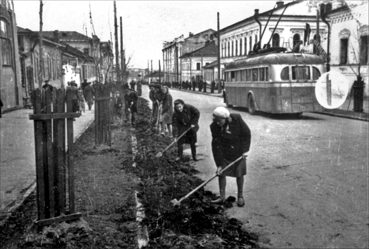 Киров, ЯТБ-1 № 4; Киров — Старые фотографии — Фото — Городской .