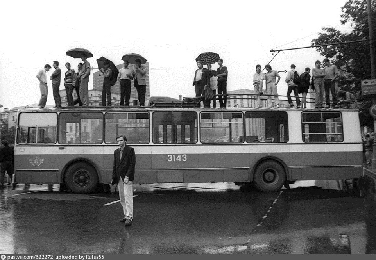 Moskau, ZiU-682V Nr. 3143; Moskau — Historical photos — Tramway and Trolleybus (1946-1991); Moskau — Trolleybus barricades 08.1991