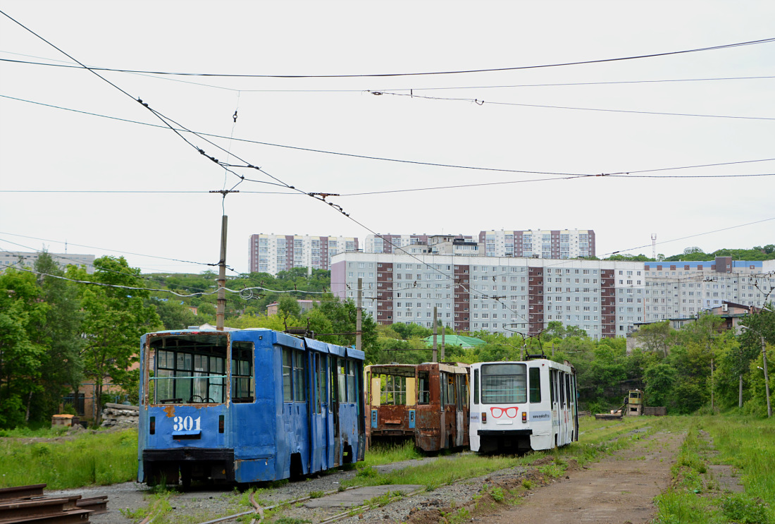 Владивосток, 71-608К № 301; Владивосток, 71-608К № 318; Владивосток — Разные фотографии; Владивосток — Трамвайное кладбище