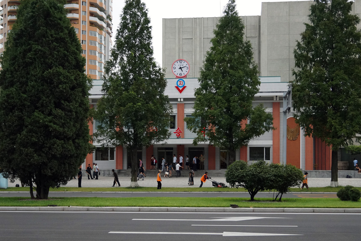 Пхеньян — линия 2 — станция Чонсын (Триумфальная)